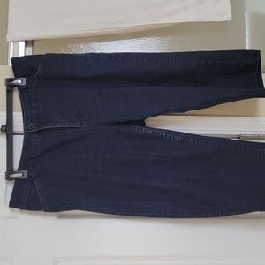 St John's Bay dark wash capris perfect for spring and summer.